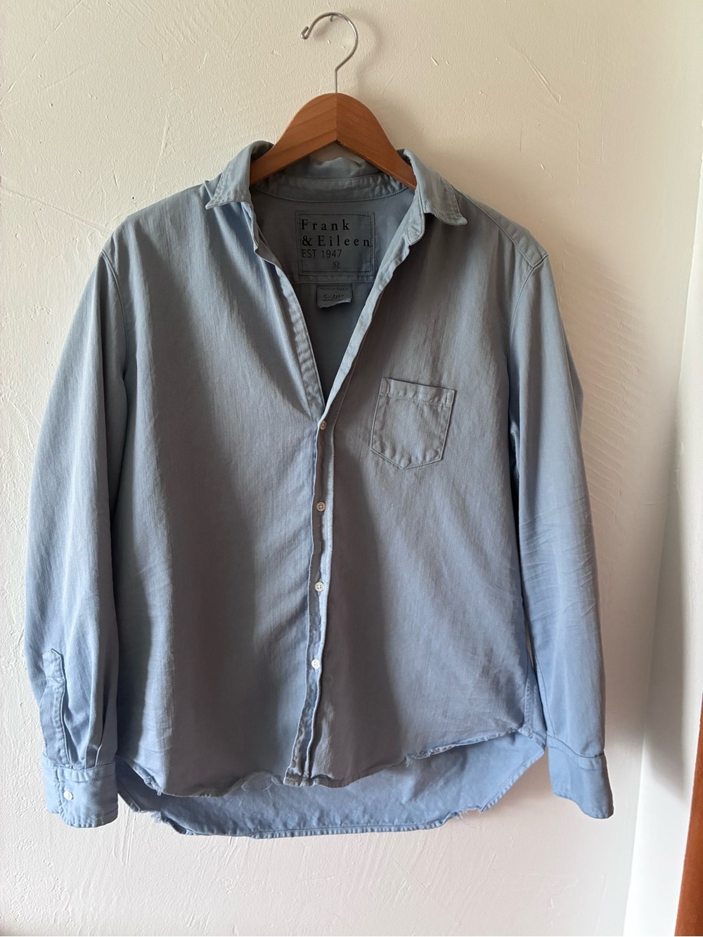 Frank & Eileen Light Blue Performance Denim Relaxed Button-Up Shirt Medium